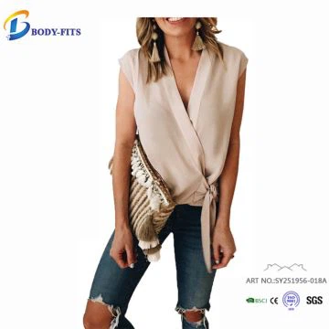 المرأة بلا أكمام القمصان والقمصان